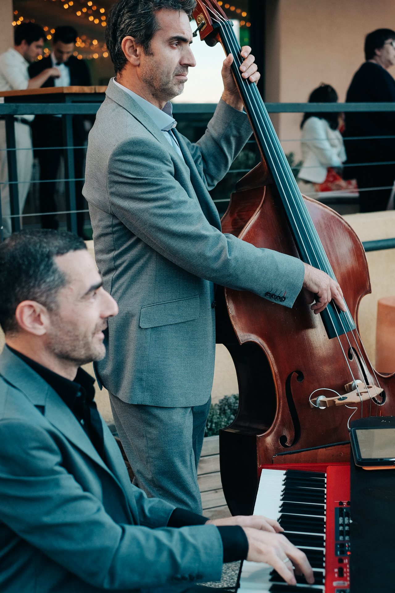 Piano et contrebasse de Velvet Rose sur une terrasse d’hôtel