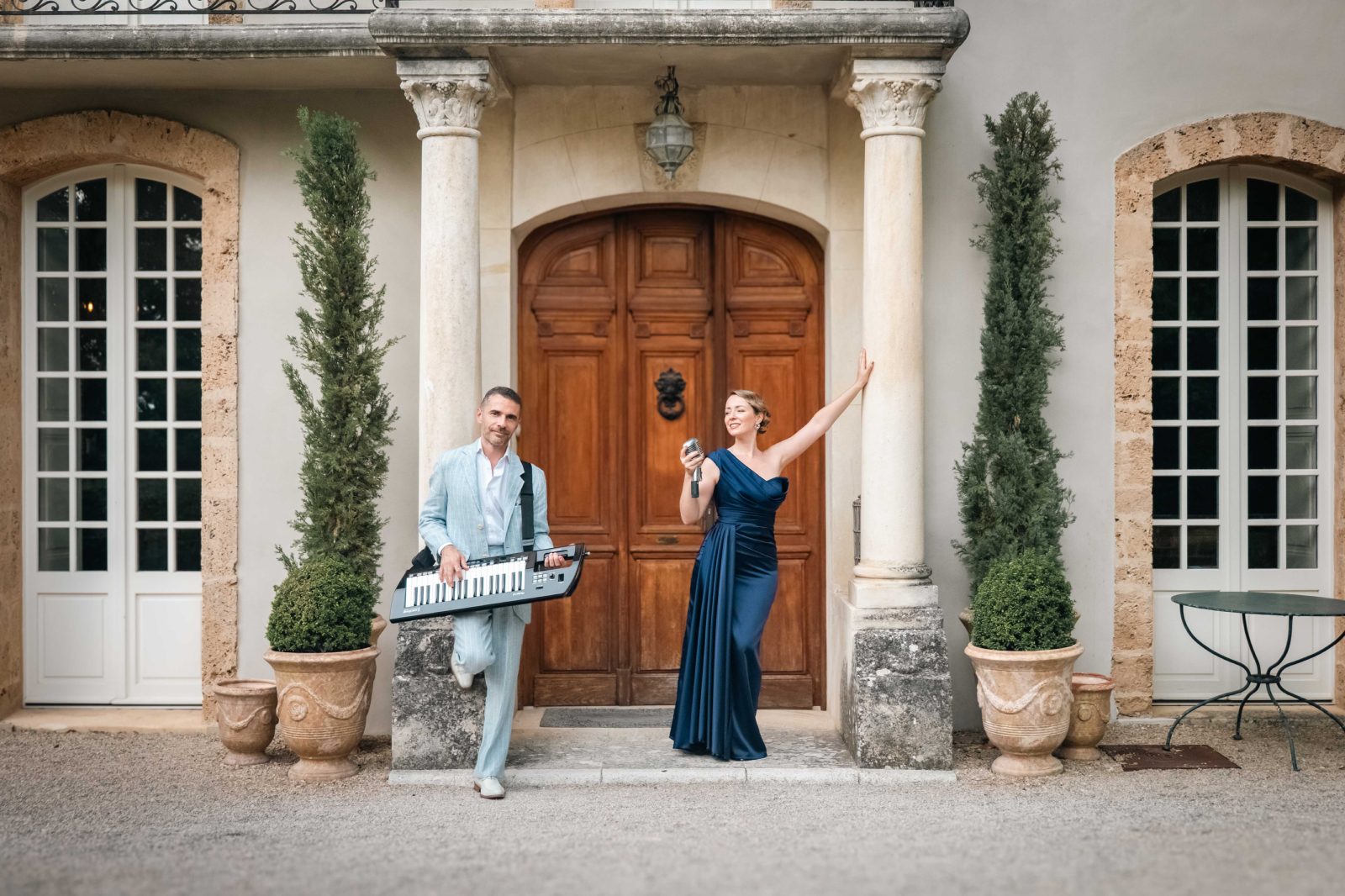 Velvet Rose On the Move : Alicia au micro vintage et Enzo au keytar devant une bastide provençale